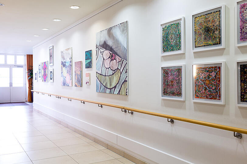 Kunst am Bau: Eine Bilder-Ausstellung schmückt die Wände.