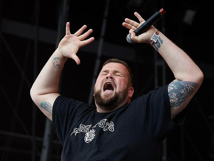 Frontmann Jan "Monchi" Gorkow von Feine Sahne Fischfilet lässt es raus.
