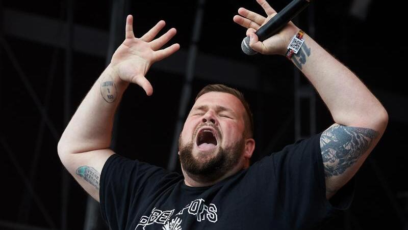 Frontmann Jan "Monchi" Gorkow von Feine Sahne Fischfilet lässt es raus. Frontmann Jan "Monchi" Gorkow von Feine Sahne Fischfilet lässt es raus.