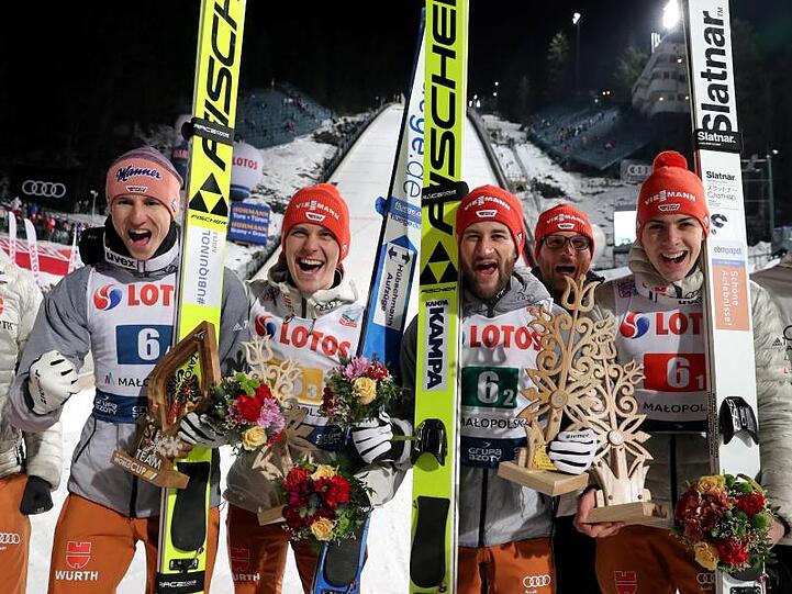 Das deutsche Team um Karl Geiger (l-r), Stephan Leyhe, Markus Eisenbichler und Constantin Schmid.