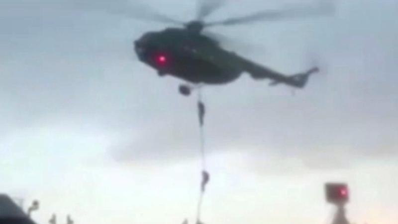 Das Videostandbild zeigt Mitglieder der iranischen Revolutionsgarde, die sich von einem Hubschrauber auf den britischen Öltanker "Stena Impero" abseilen. Das Videostandbild zeigt Mitglieder der iranischen Revolutionsgarde, die sich von einem Hubschrauber auf den britischen Öltanker "Stena Impero" abseilen.