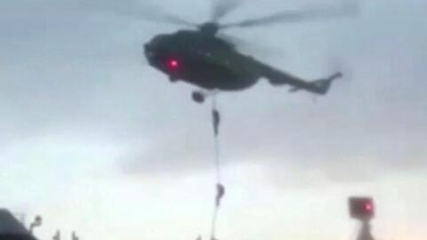 Das Videostandbild zeigt Mitglieder der iranischen Revolutionsgarde, die sich von einem Hubschrauber auf den britischen Öltanker "Stena Impero" abseilen.