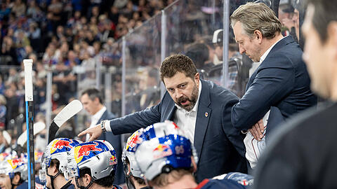 EHC-Chefcoach Oliver David steht mit seinem Team vor entscheidenden Spielen.