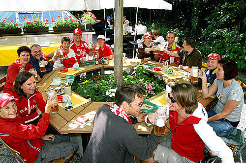 Die Weißwürste schmecken nicht nur den Einheimischen im Wirtsgarten des Unionsbräus.