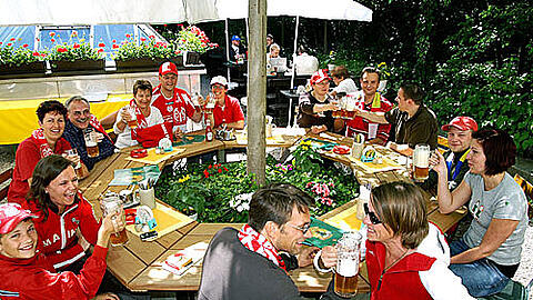 Die Weißwürste schmecken nicht nur den Einheimischen im Wirtsgarten des Unionsbräus.