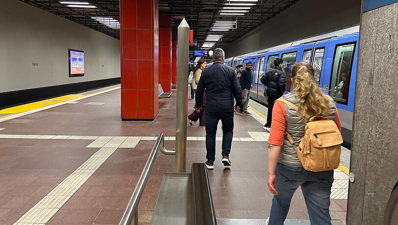Wer am Harras aussteigt, kommt nicht an, sondern will ganz oft weiter: in den n&auml;chsten Bus, in die S-Bahn oder in die Regionalbahn, meist Richtung S&uuml;den.