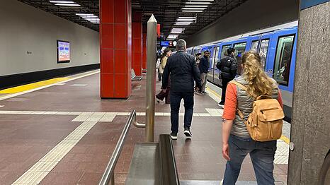 Wer am Harras aussteigt, kommt nicht an, sondern will ganz oft weiter: in den n&auml;chsten Bus, in die S-Bahn oder in die Regionalbahn, meist Richtung S&uuml;den.