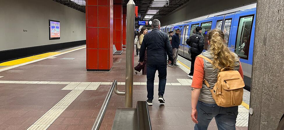 Wer am Harras aussteigt, kommt nicht an, sondern will ganz oft weiter: in den n&auml;chsten Bus, in die S-Bahn oder in die Regionalbahn, meist Richtung S&uuml;den.
