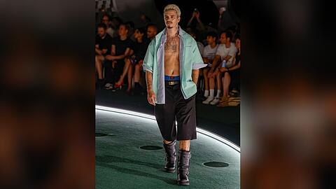 Romeo Beckham w&auml;hrend seines Auftritts bei der Pariser Fashion Week.