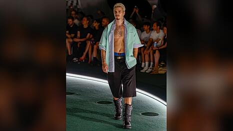 Romeo Beckham w&auml;hrend seines Auftritts bei der Pariser Fashion Week.