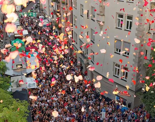 Rote Rosen regnen soll es auch am Samstagabend wieder &ndash; beim Hans-Sachs-Stra&szlig;enfest im Glockenbachviertel.