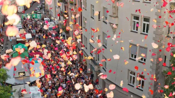 Rote Rosen regnen soll es auch am Samstagabend wieder – beim Hans-Sachs-Straßenfest im Glockenbachviertel. Rote Rosen regnen soll es auch am Samstagabend wieder – beim Hans-Sachs-Straßenfest im Glockenbachviertel.