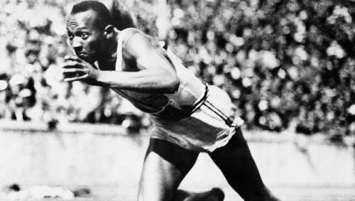 „Ein Athlet und ein Humanitär. Ein Sieger, der wusste, dass Siege nicht alles bedeuten“: Diese Worte stehen auf dem Grabstein von Jesse Owens, der 1980 an Lungenkrebs starb. „Ein Athlet und ein Humanitär. Ein Sieger, der wusste, dass Siege nicht alles bedeuten“: Diese Worte stehen auf dem Grabstein von Jesse Owens, der 1980 an Lungenkrebs starb.