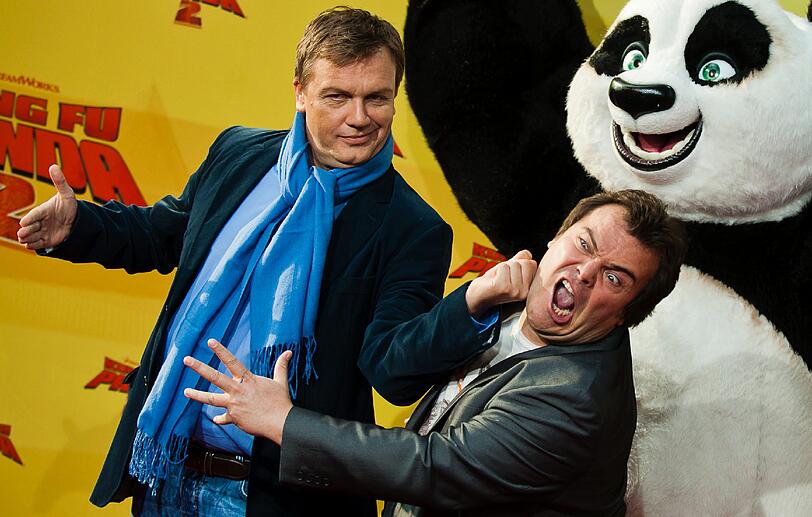 Susan Sideropoulos ist schwanger wie Panda: Auf dem roten Teppich in Berlin präsentiert die Schauspielerin ihren Baby-Bauch. Hape Kerkeling und Jack Black liefern sich einen Kampf für die Fotografen. Die Bilder von der Filpremiere für den Animationsfilm "Kung Fu Panda 2".