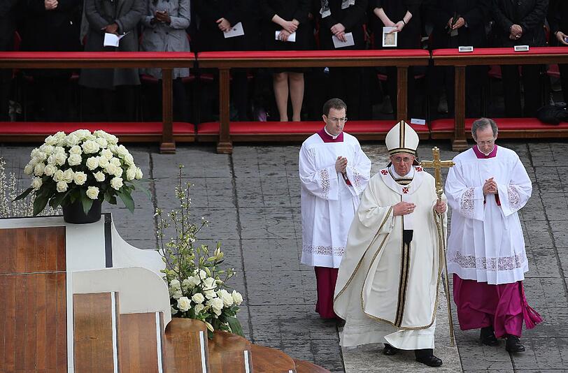 Die Ankunft von Papst Franziskus bei der Ostermesse im Vatikan.