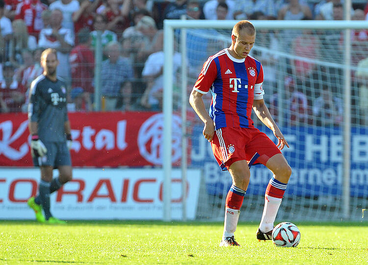 In der Fußball-Arena Memmingen (Bayern) spielt der FC Bayern München in einem Testspiel gegen eine Allgäu-Auswahl. Bayern-Abwehrspieler Holger Badstuber (r) spielt bei seinem Comeback nach langer Verletzungspause den Ball.