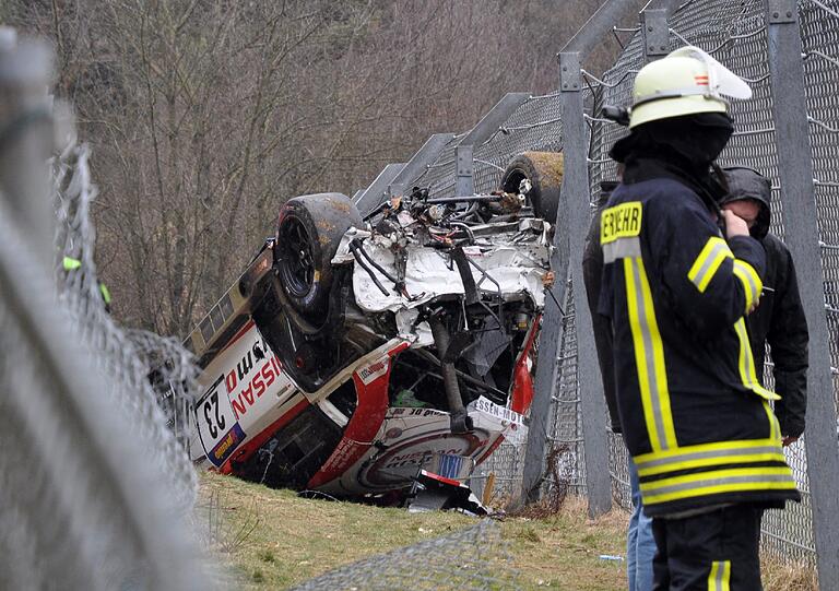 Der Nissan des britischen Fahrers Jann Mardenborough liegt im Bereich «Flughafen» der Nordschleife neben der Strecke am Nürburgring.