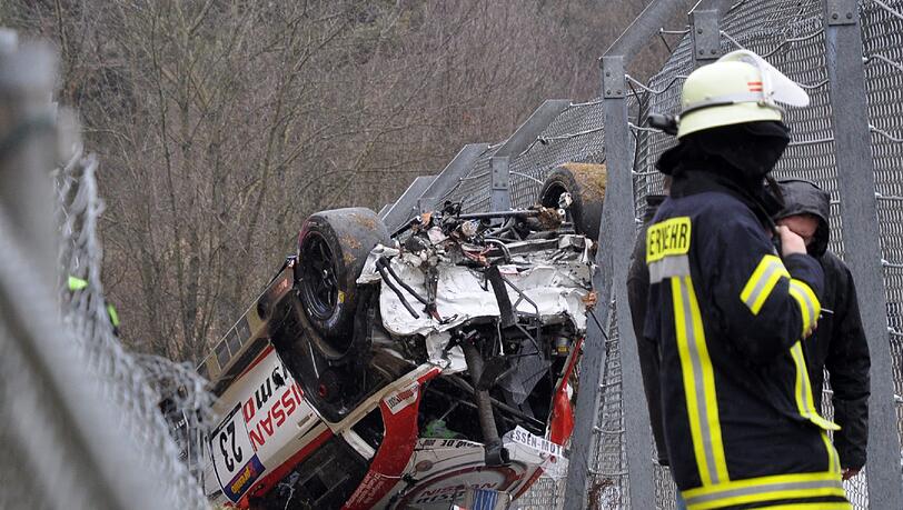 Der Nissan des britischen Fahrers Jann Mardenborough liegt im Bereich «Flughafen» der Nordschleife neben der Strecke am Nürburgring. Der Nissan des britischen Fahrers Jann Mardenborough liegt im Bereich «Flughafen» der Nordschleife neben der Strecke am Nürburgring.