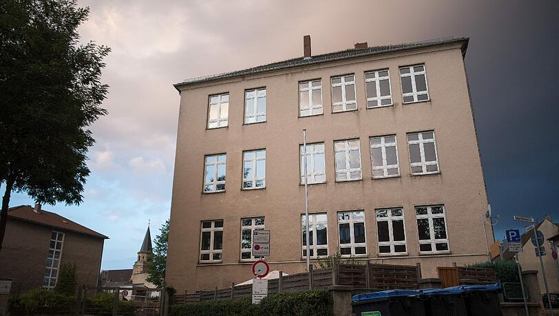 Bei einer Prügelattacke in dieser Gesamtschule in Euskirchen ist ein zwölfjähriger Junge lebensgefährlich verletzt worden. Foto: Marius Becker Bei einer Prügelattacke in dieser Gesamtschule in Euskirchen ist ein zwölfjähriger Junge lebensgefährlich verletzt worden. Foto: Marius Becker