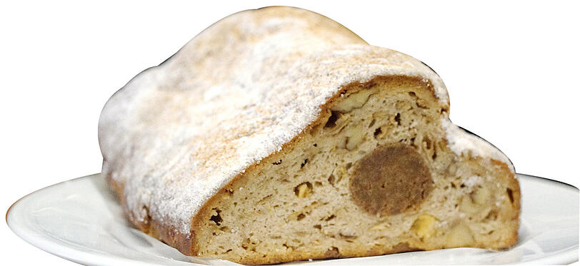 Für Nostalgiker: Der Bratapfel-Stollen - Apfel in Calvados, Walnüsse, ein Marzipan-Zimt-Kern, da kann man beim Hinschmecken schon nostalgisch werden, hach. Dieser Stollen duftet wie das süße Dessert-Zuckerl der Kindheit, das man aß, als die Lichter am Christbaum schon brannten, aber die Packerl darunter noch geheimnisvoll glänzten im Kerzenschein. Schön.