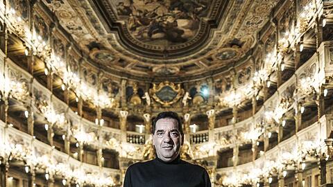 Der Regisseur und Dirigent Christoph Hagel im Markgräflichen Opernhaus von Bayreuth, wo seine &bdquo;Zauberflöte Reloaded&ldquo; zu Pfingsten gastierte.