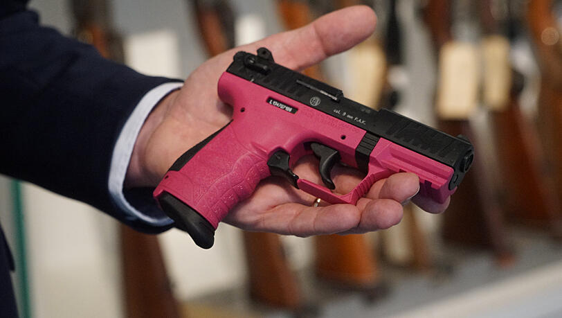 Eine Pistole in Pink: sieht harmlos aus, kann aber töten. Eine Pistole in Pink: sieht harmlos aus, kann aber töten.