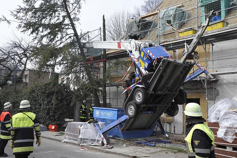 Ein instabiler Baukran stürzte um und verletzte auf dem Nachbargrundstück einen 38-Jährigen.