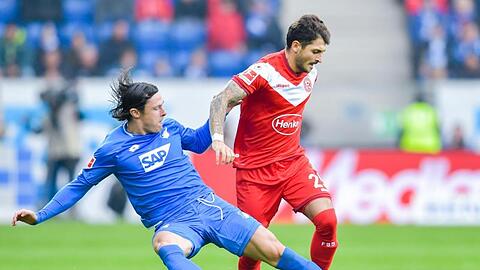 Hoffenheims Nico Schulz (l) versucht vor Düsseldorfs Matthias Zimmermann an den Ball zu kommen.