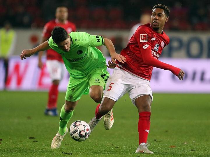 Der Mainzer Jean-Jean-Paul Boëtius (l) und Hannovers Pirmin Schwegler kämpfen um den Ball.