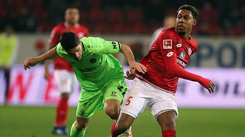 Der Mainzer Jean-Jean-Paul Boëtius (l) und Hannovers Pirmin Schwegler kämpfen um den Ball.