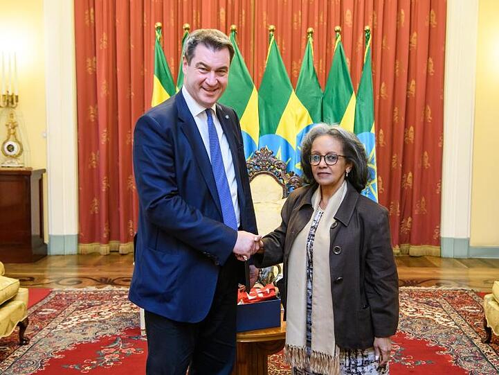 Markus Söder (CSU), Ministerpräsident von Bayern, und Sahle-Work Zewde, Staatspräsidentin der Demokratischen Republik Äthiopien, schütteln sich die Hände. Foto: Jörg Koch/Bayerische Staatskanzlei