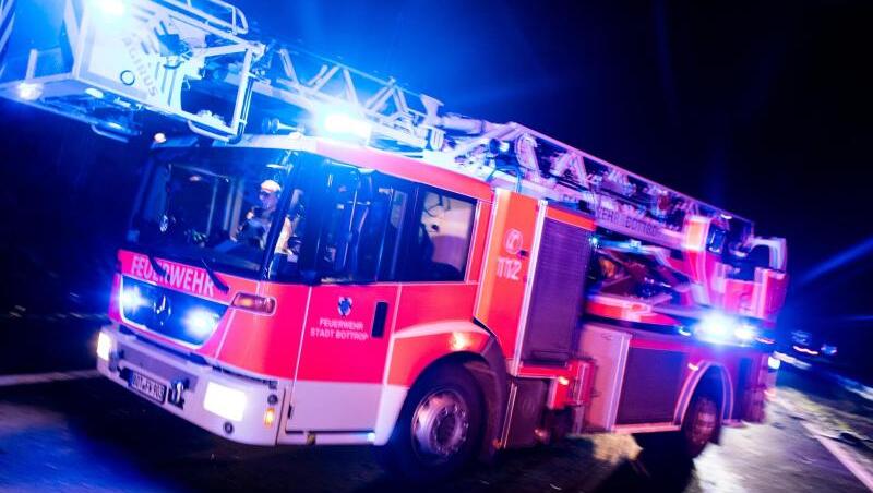 Die Feuerwehr befreite die junge Frau aus ihrer misslichen Lage. (Symbolbild)