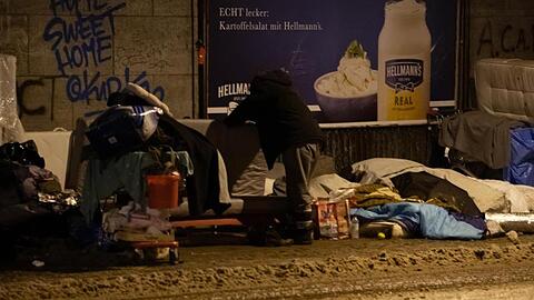 Helferinnen und Helfer haben vielerorts ihren Einsatz für Obdachlose verstärkt und versorgen Bedürftige mit warmem Essen, Kleidung und anderen Sachen.