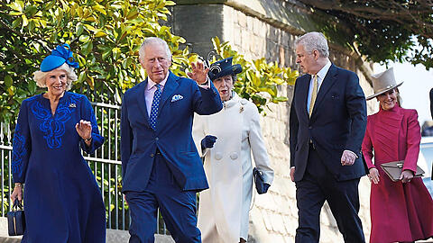 An ihrem 18. Hochzeitstag auf dem Weg zum Ostergottesdienst: König Charles und Camilla – hinter ihnen (v. l.): Prinzessin Anne, Prinz Andrew und Sophie, Herzogin von Edinburgh. Die goldene Staatskutsche steht für die Krönung bereit.