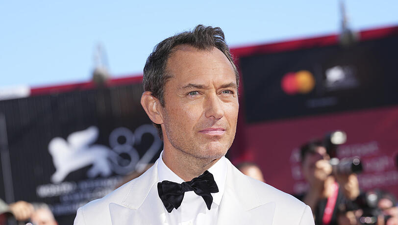 Jude Law posiert für Fotografen auf dem roten Teppich für den Film "Der Magier im Kreml" in Venedig.