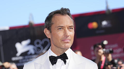 Jude Law posiert für Fotografen auf dem roten Teppich für den Film "Der Magier im Kreml" in Venedig. Jude Law posiert für Fotografen auf dem roten Teppich für den Film "Der Magier im Kreml" in Venedig.