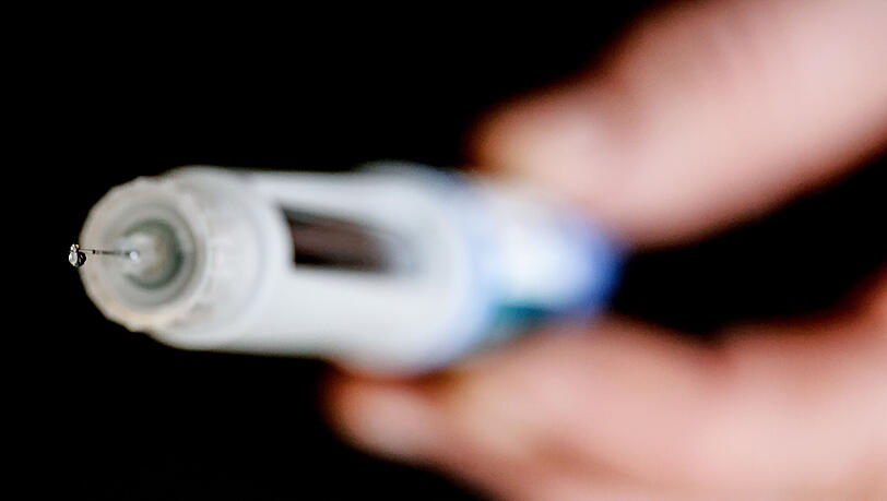 Ein Mann hält eine Abnehmspritze mit dem Wirkstoff Semaglutid in der Hand. Die Spritze wirken leicht besser als die Pillen. Ein Mann hält eine Abnehmspritze mit dem Wirkstoff Semaglutid in der Hand. Die Spritze wirken leicht besser als die Pillen.