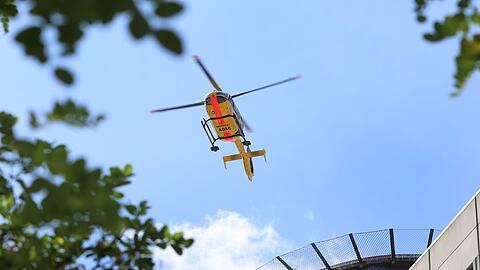 Ein Hubschrauber flog den Verletzten ins Krankenhaus. (Symbolbild)
