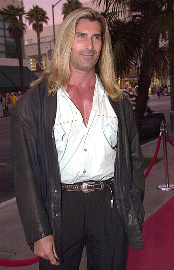 Dieser Herr modelt beruflich, da ist er immer top gestylt. Was passieren kann, wenn Models sich ihre Garderobe selbst aussuchen müssen, das sehen wir hier: Das italienische Topmodel Fabio Lanzoni.