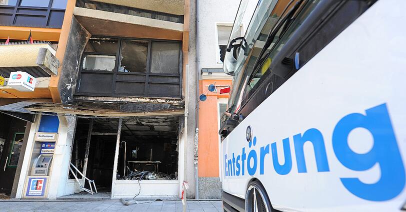 Schwabing am Tag nach der Bombensprengung: Die Spuren der Detonation sind deutlich zu erkennen. Im Laufe des Vormittags werden die Schäden an den Gebäuden der Umgebung erfasst.