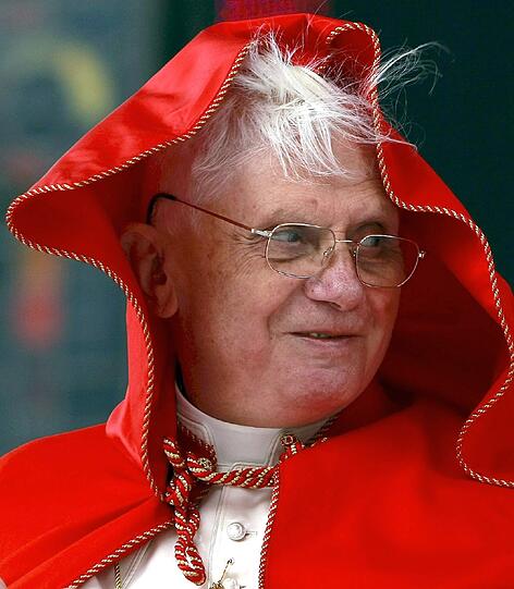 Rotkäppchen im Wind: Papst Benedikt XVI. wird bei seinem Auftritt ganz schön durchgepustet.