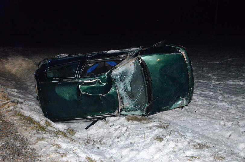 Unfall  bei Feichten: Der Fahrer eines VW Polo kommt von der Fahrbahn ab und überschlägt sich mehrfach mit seinem Wagen. Riesenglück: Der Mann wurde nur leicht verletzt.