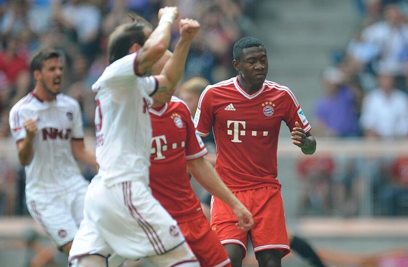 DAVID ALABA: Note 3
Als linker Innenverteidiger lange seiner Offensivstärke beraubt, hatte eineinhalb Augen immer nach hinten. Zweiter Fehlschuss vom Elfmeterpunkt im Bayern-Trikot (verschoss im April in Frankfurt). In der zweiten Halbzeit offensivstärker. Fleißpunkte, weil er nach dem Tor Ribérys Trikot aufsammelte.