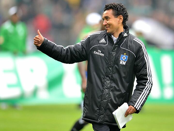 Daumen hoch: 1860 hat mit Carlos Moniz einen neuen Trainer.