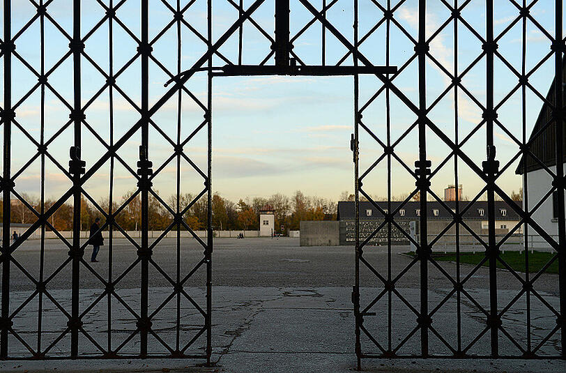 Sie soll an den Leidensweg der Verfolgten im dritten Reich erinnern. Die Stahltür mit dem plakativ-propagandistischen Spruch "Arbeit macht frei". Jetzt wurde sie geklaut.