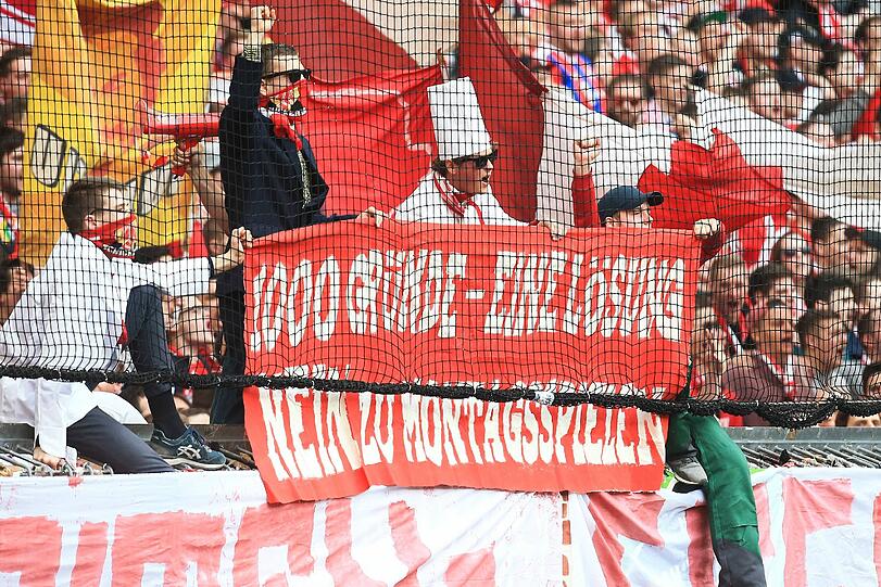 Fans des FC Bayern äußern mit kreativen Spruchbändern ihren Unmut über geplante Montagsspiele. Die Sprüche zum Durchklicken.