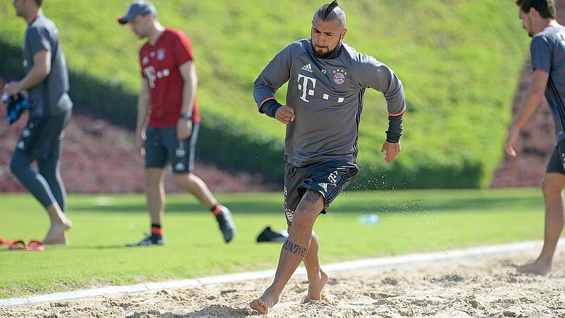 Auch Arturo Vidal läuft barfuß durch den Sand von Doha.