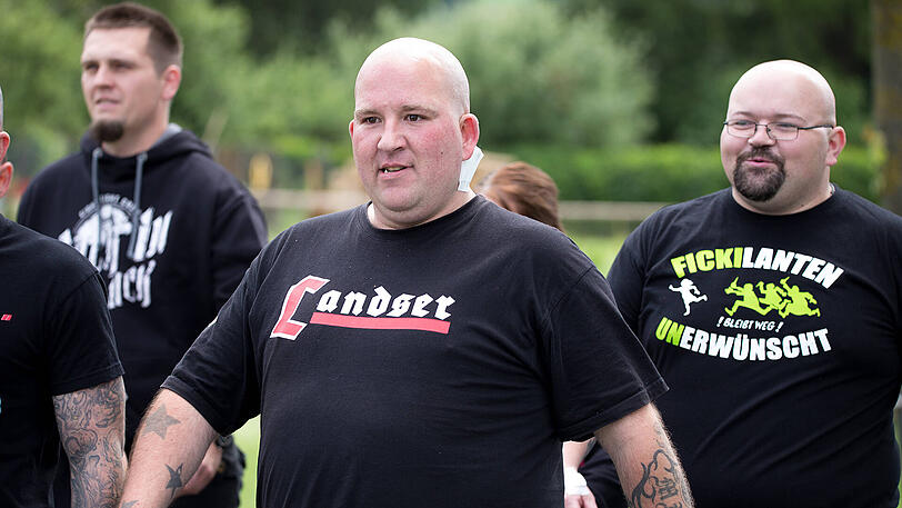 "Rock gegen Überfremdung": Die Bilder vom Neonazi-Konzert und dem Gegenprotest.
