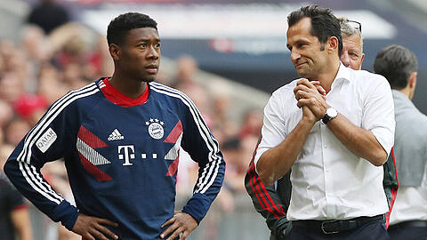 Bayern-Profi David Alaba (links) und Bayern-Sportdirektor Hasan Salihamidzic am Rande der Bundesliga-Partie gegen Bayer Leverkusen (3:1).