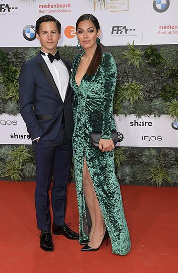 Die Schauspieler Nilam Farooq (l.) und Tim Oliver Schultz